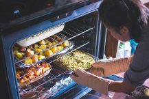 Les mini fours avec fonction déshydratation : comment l&rsquo;utiliser pour faire des fruits secs et des chips